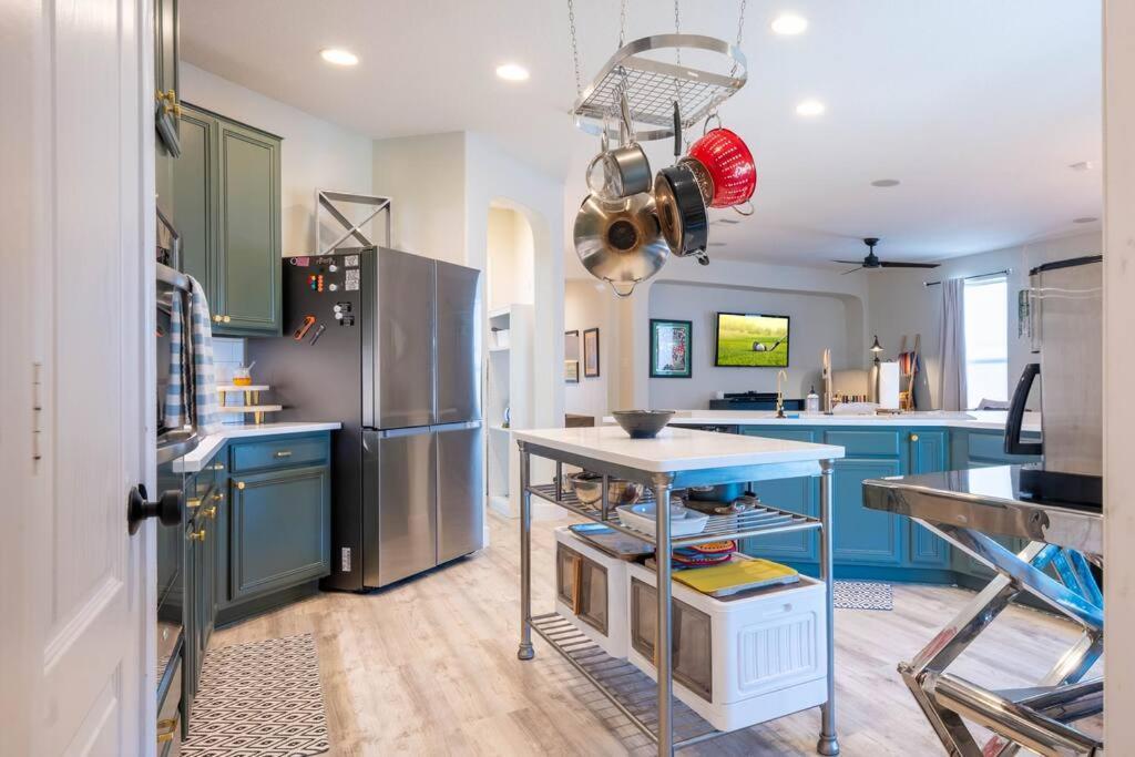Luxe Home-designer Bthrm-covered Deck-weber Grill *