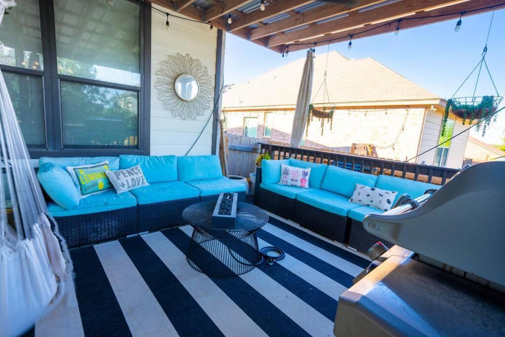 Luxe Home-designer Bthrm-covered Deck-weber Grill